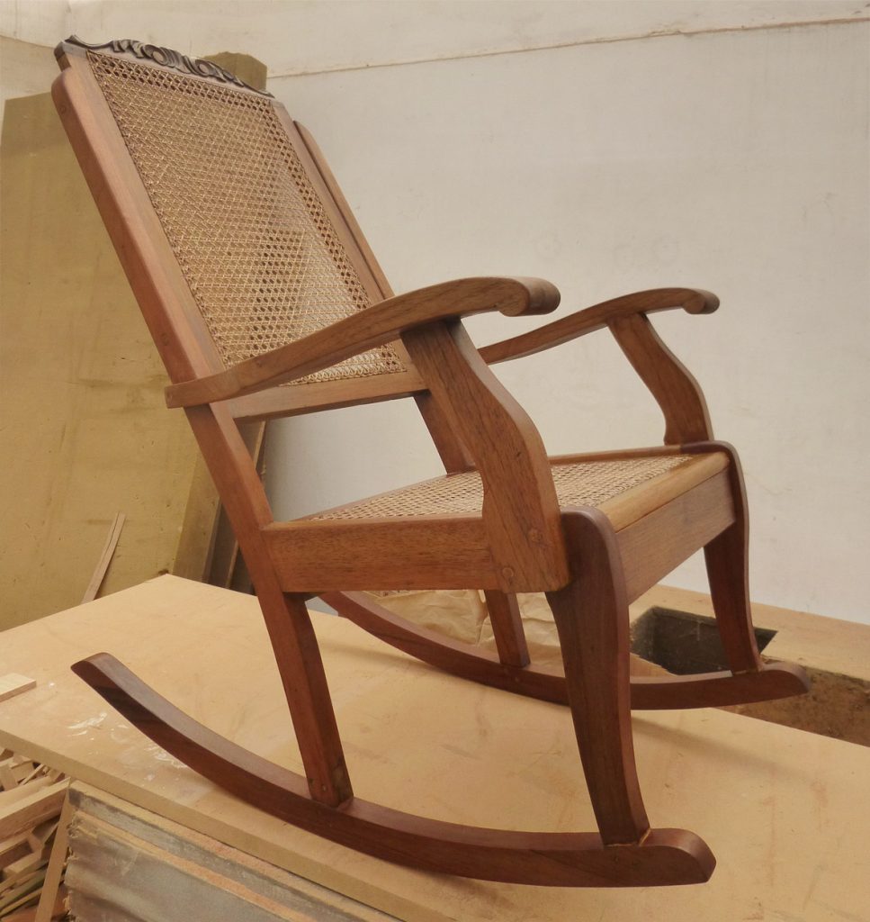 Restauration d'un fauteuil à bascule.