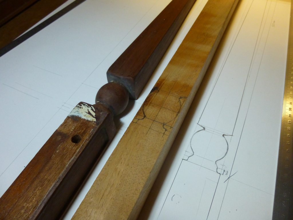 Le tournage de pieds pour la restauration d'un meuble.