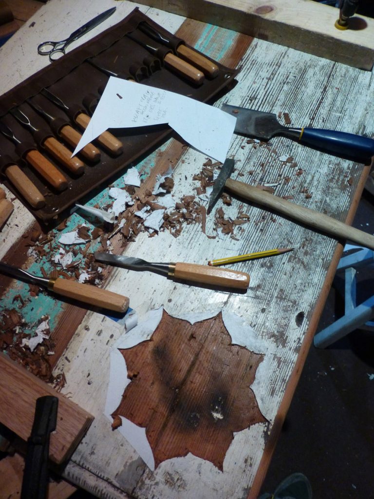 Restauration d'une table basse. Réalisation d'une incrustation en marqueterie pour remplacer une partie brûlée.