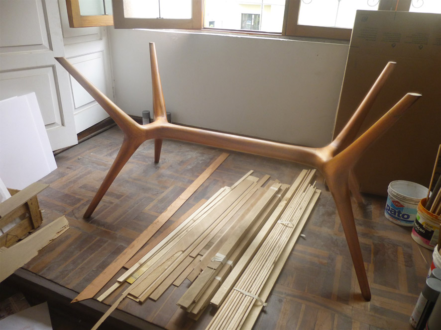 Restauration d'une table en cèdre rouge du Pérou.