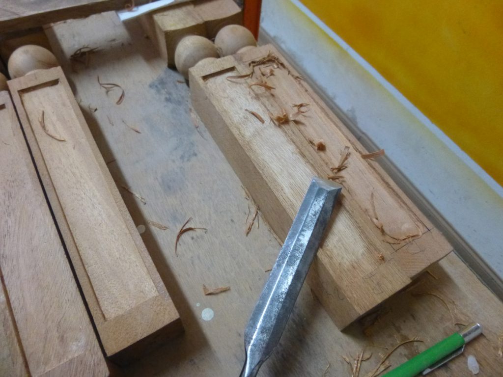 Restauration de meuble. Pieds tournés.