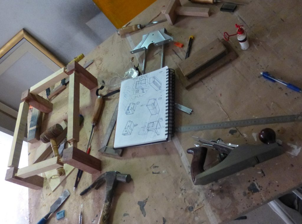 Assemblages en bois pour piètement de table.