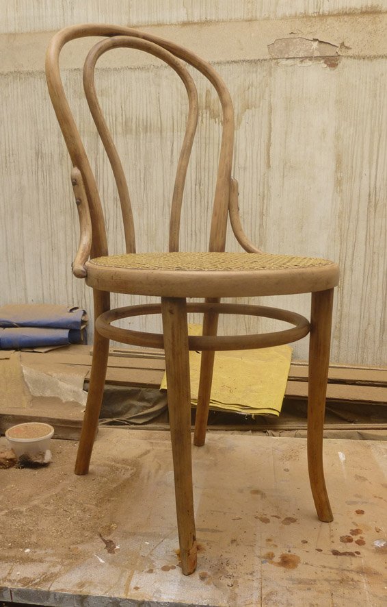 Une chaise Michael Thonet restaurée.