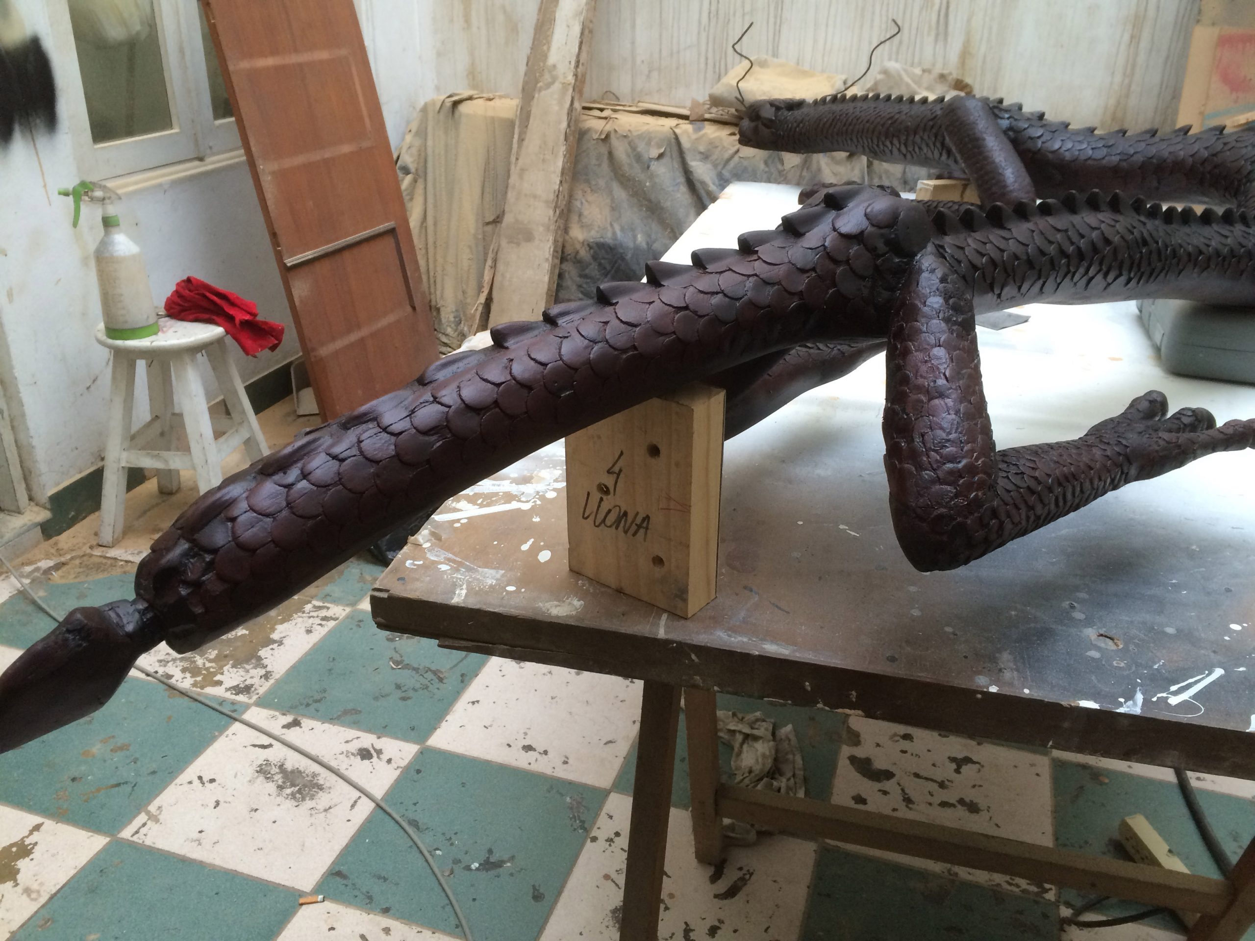 Un dragon en bois restauré.