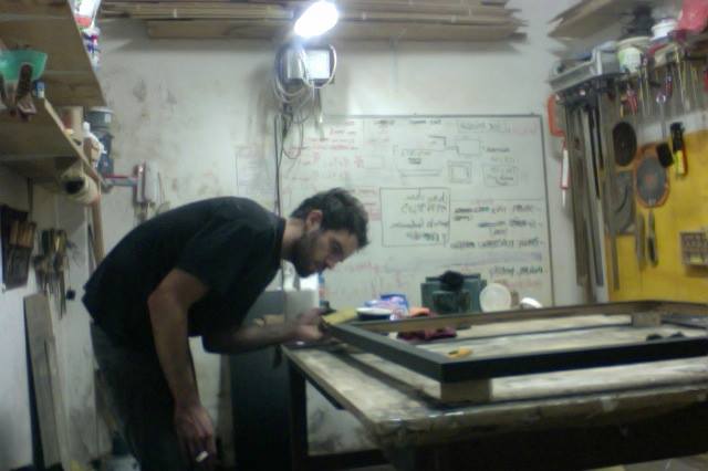 Matthieu Salvage effectuant la finition d'un cadre.