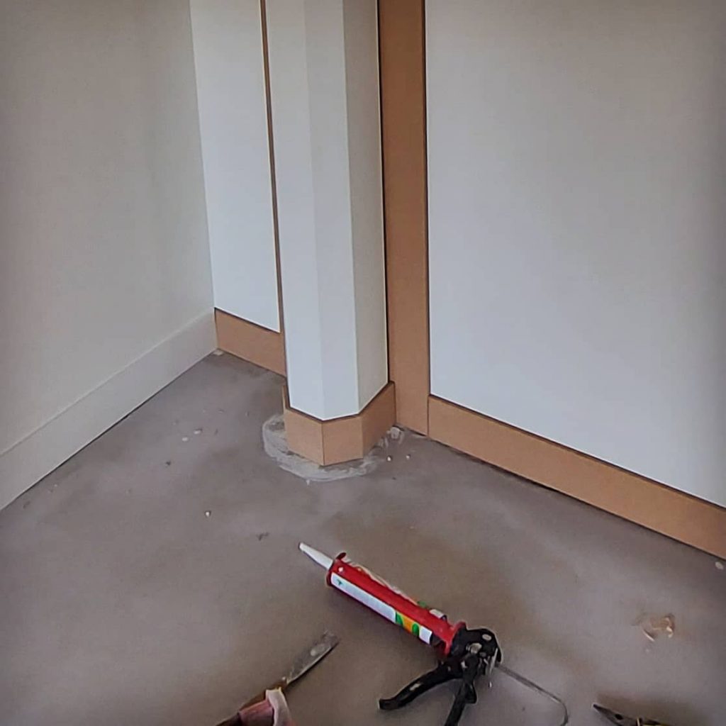 Pose de plinthes et couvre-joints.