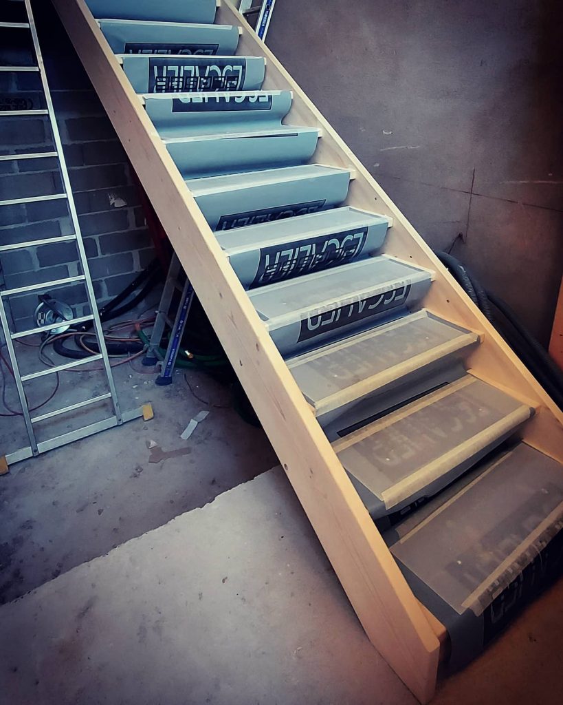 Pose d'un escalier en bois pour un particulier.