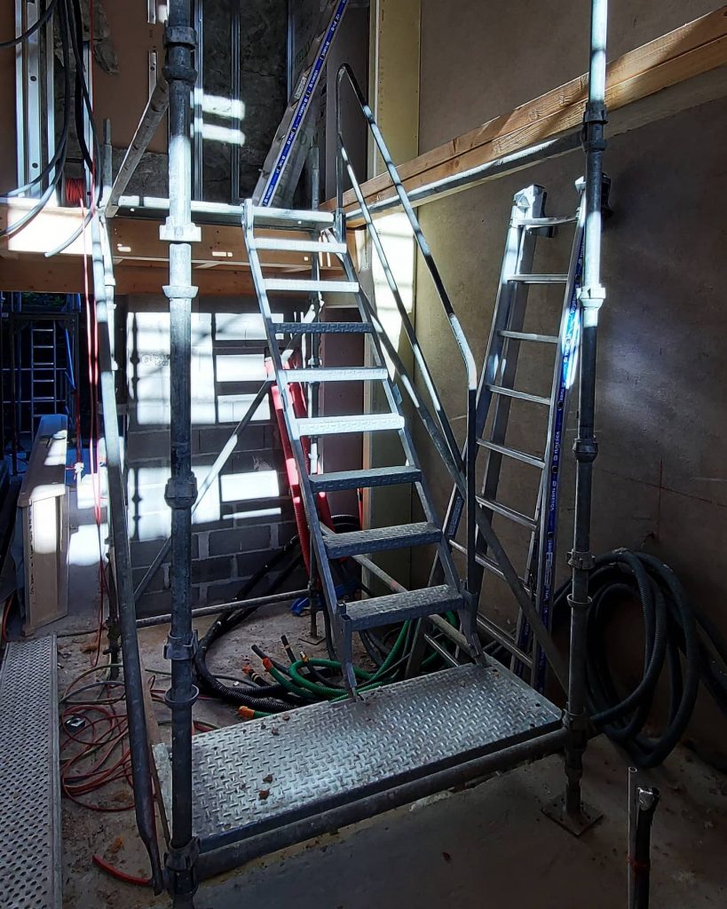 Dépose d'échafaudage pour pose d'escalier.