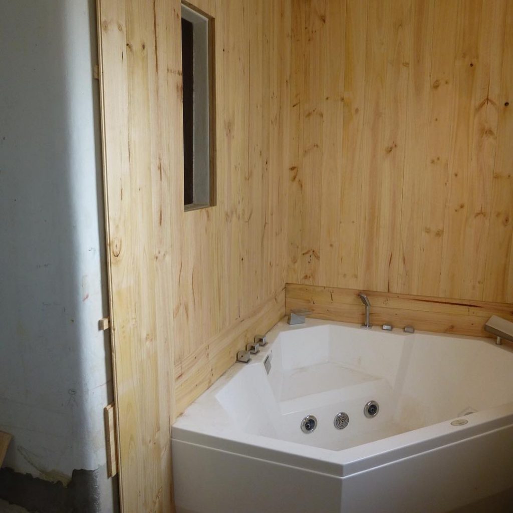 Lambris salle de bain.