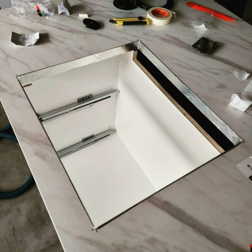 Pose d'une plaque de cuisson.