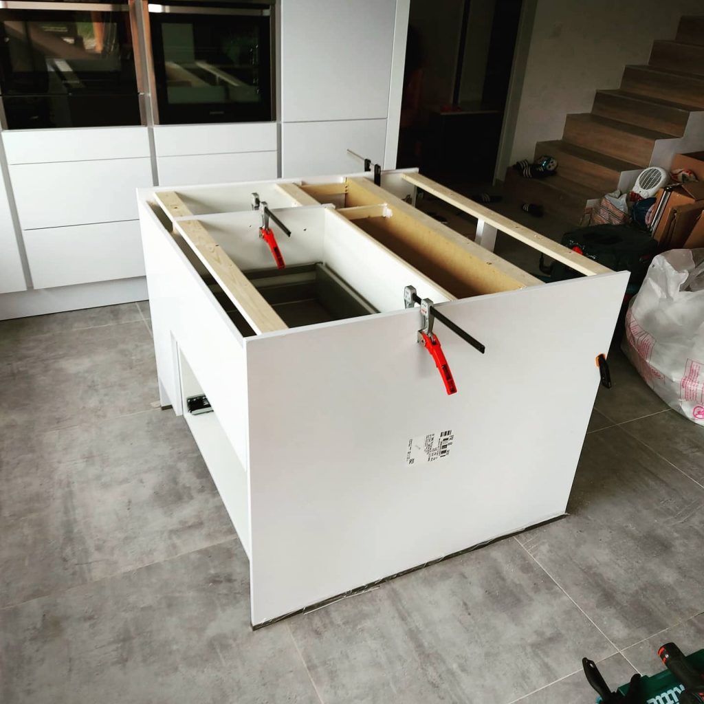 Pose d'un îlot de cuisine.