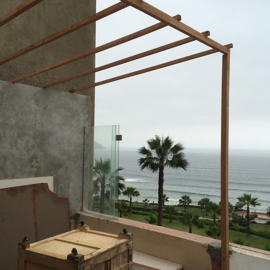 Sol y sombra frente al océano Pacífico.