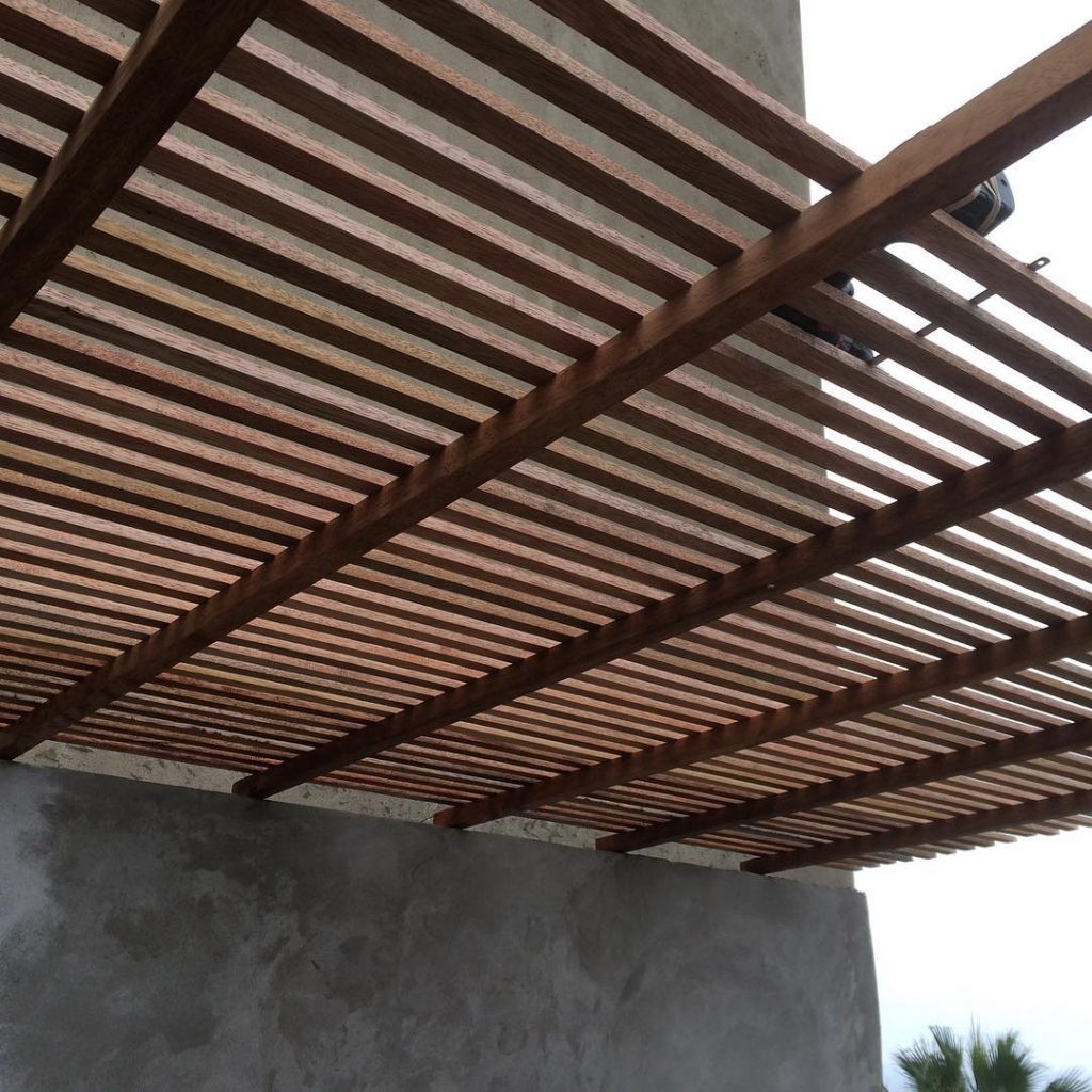 Sol y sombra frente al océano Pacífico.