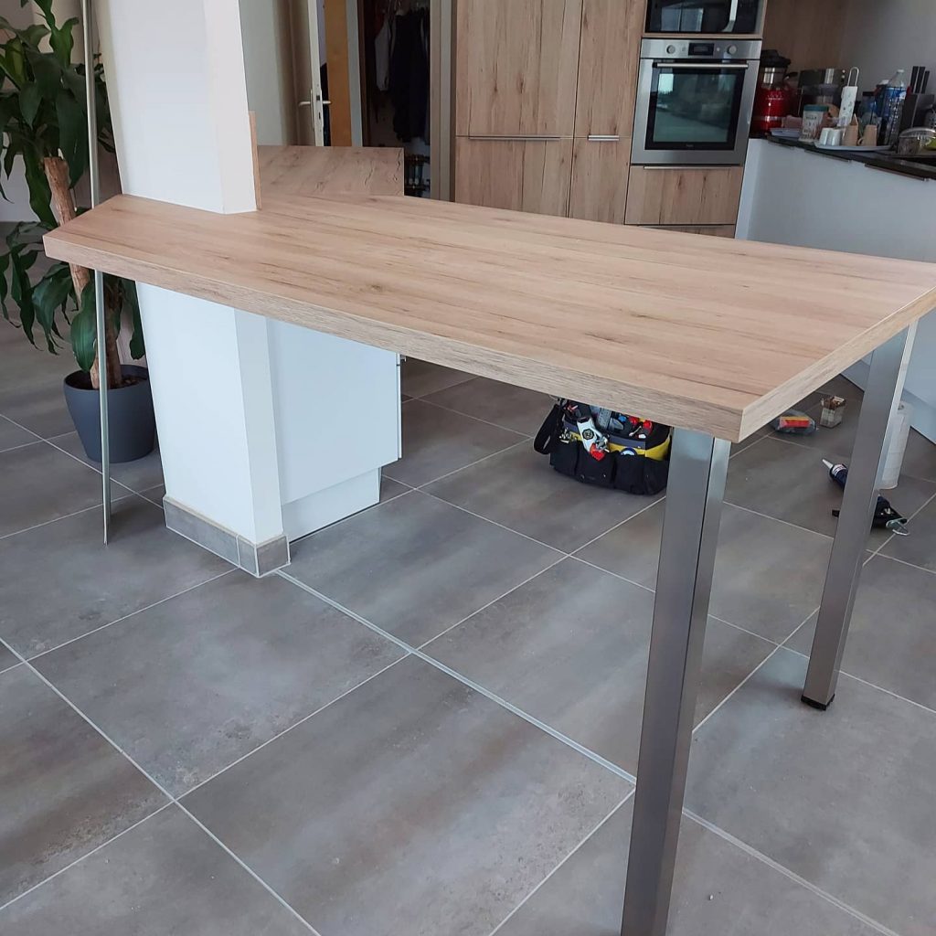 Pose de plan de travail encastré dans un mur.