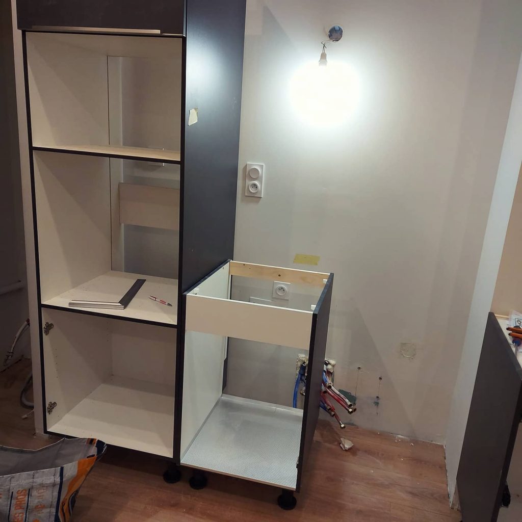 Modification de meuble de cuisine sur le chantier.