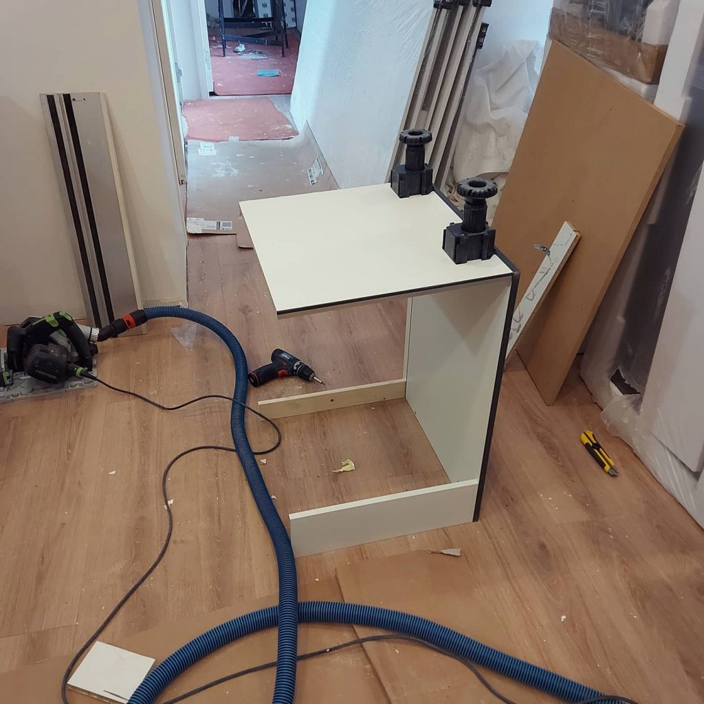 Modification de meuble de cuisine sur le chantier.