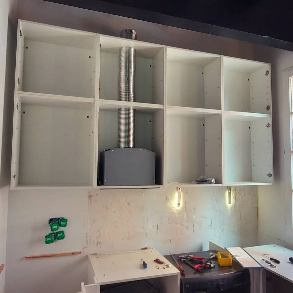 Pose de meubles hauts et cuisine.