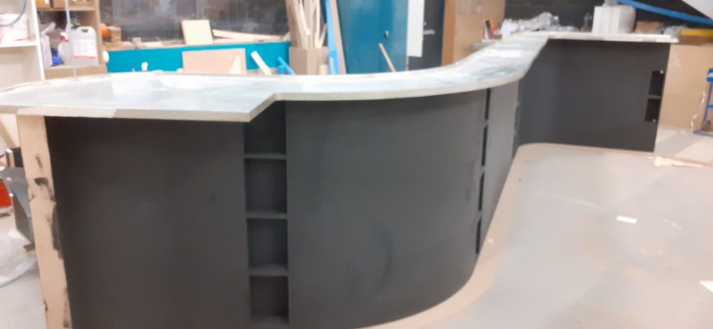 Réalisation d'un comptoir de bar à Toulouse.