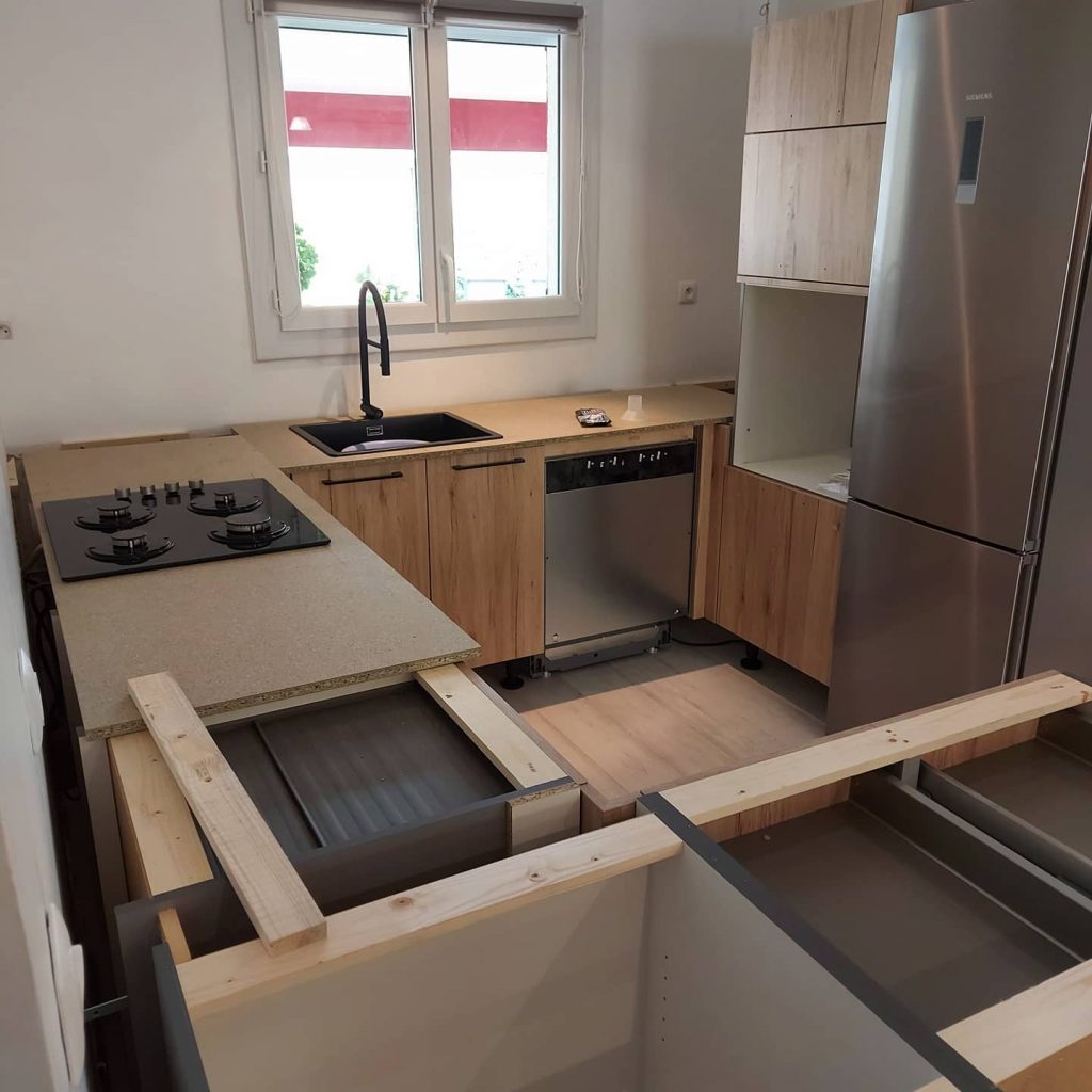 Pose de cuisine. En attente du marbrier.