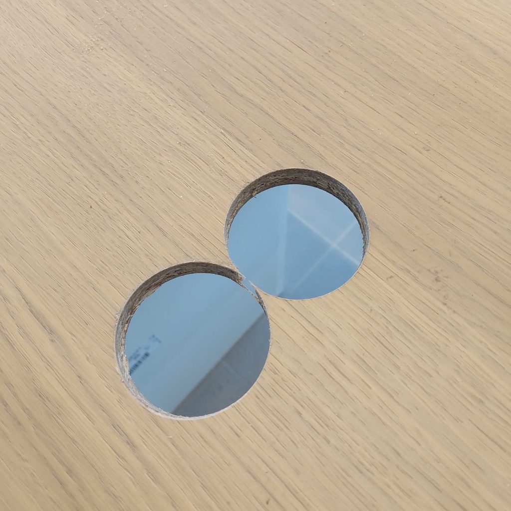 Découpe pour encastrement de prise électrique.