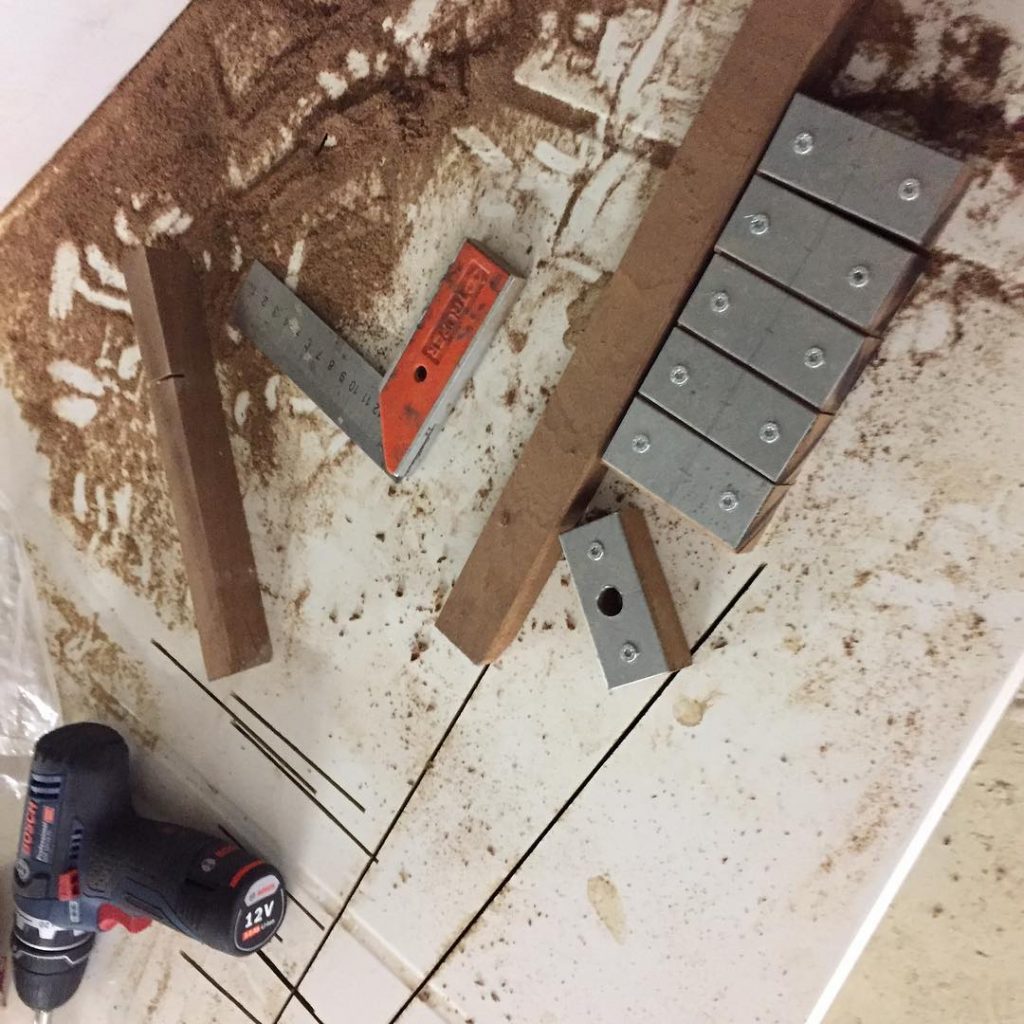 Fabrication sur chantier de blocages de targettes pour volets roulants.