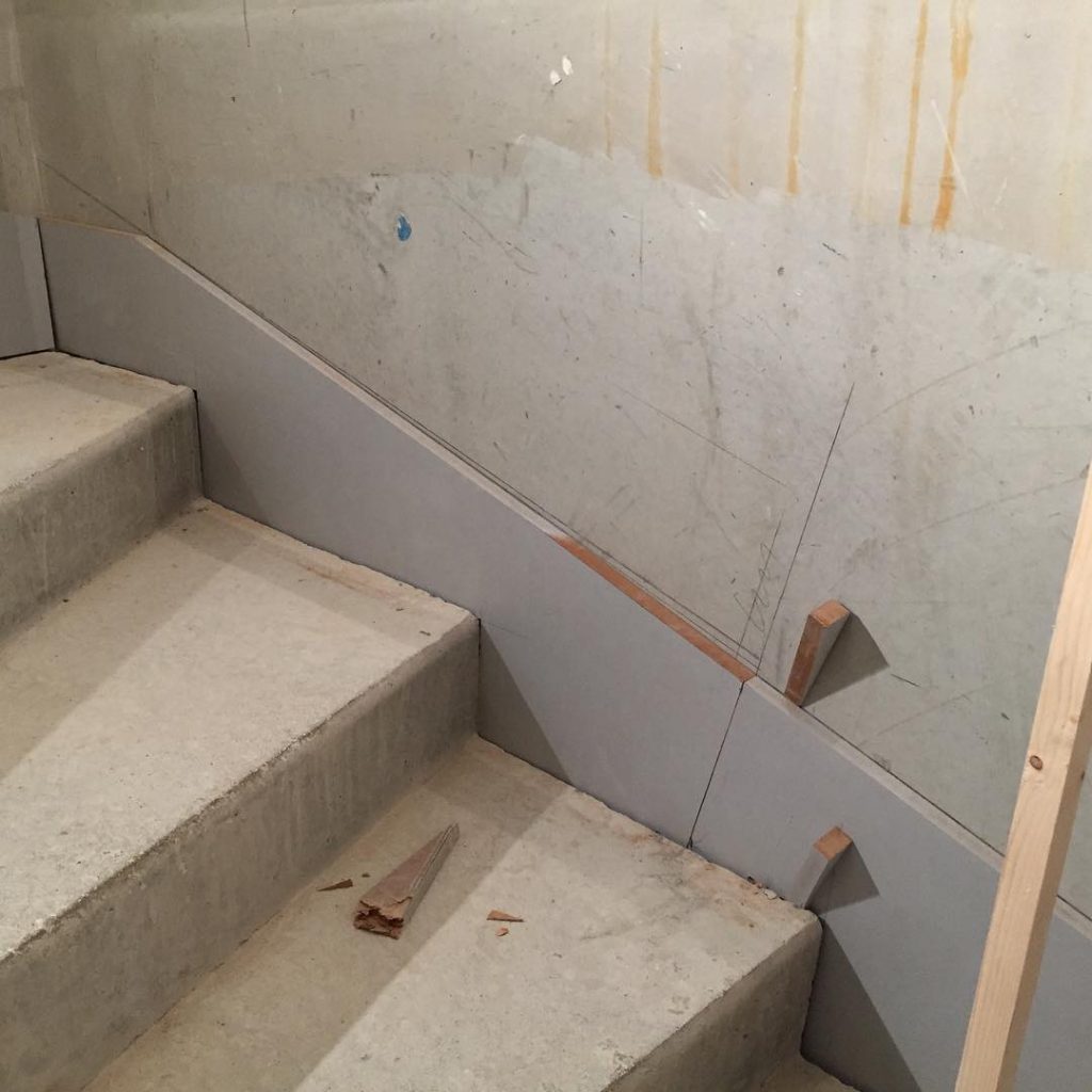 Pose d'habillage d'escalier.