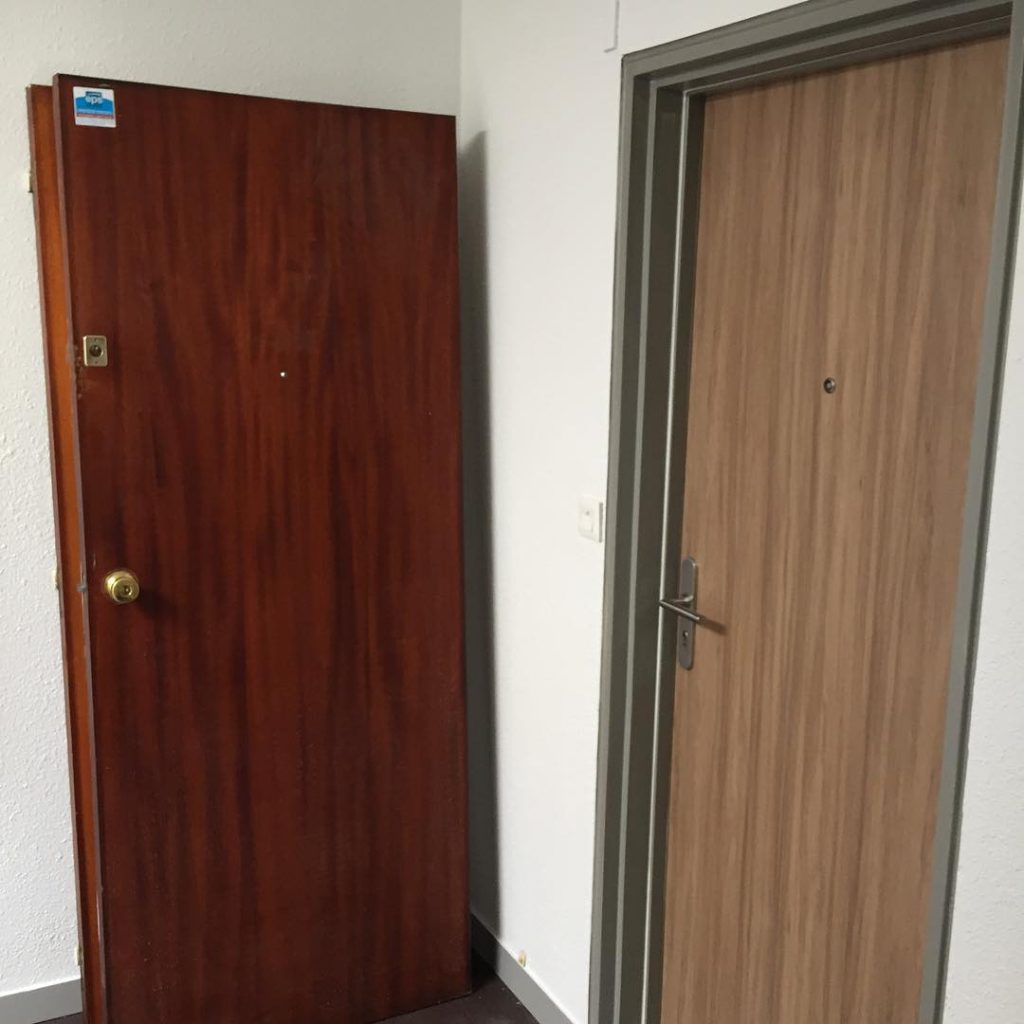 Pose de portes palières.