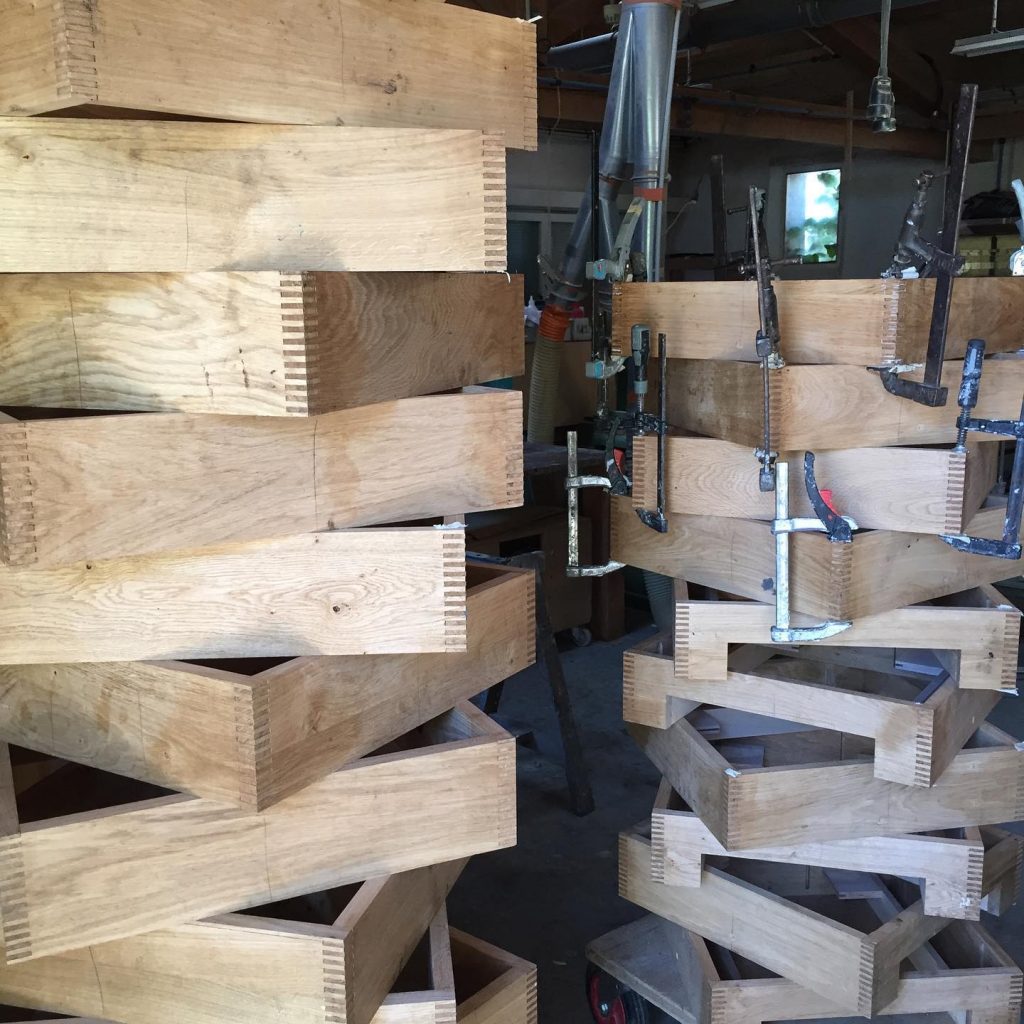 Fabrication du meuble à fromage en chêne.