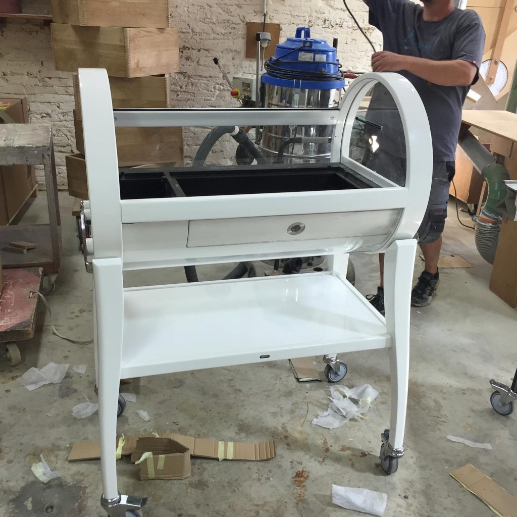 Un meuble pour le service et la conservation de desserts en hôtellerie.