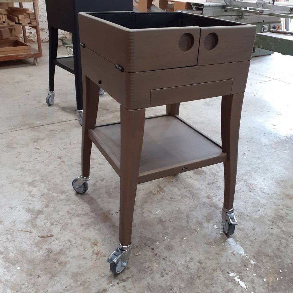 Une autre finition pour le meuble à fromages.