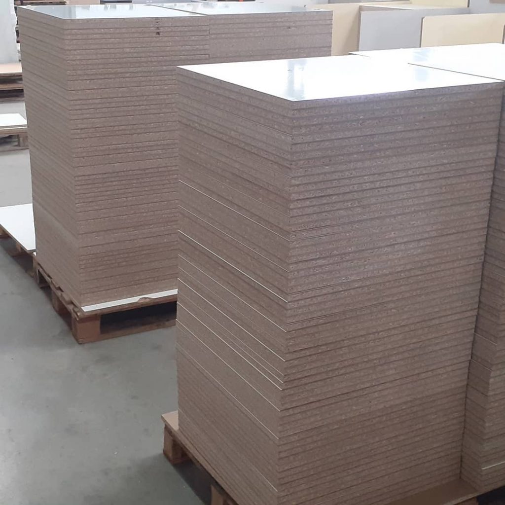 Usinage de montants de meubles de cuisine à la commande numérique.