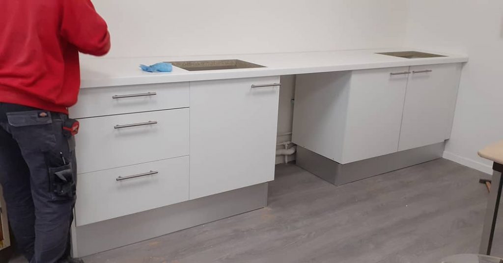 Pose d'une cuisine dans un lycée en région Occitanie.