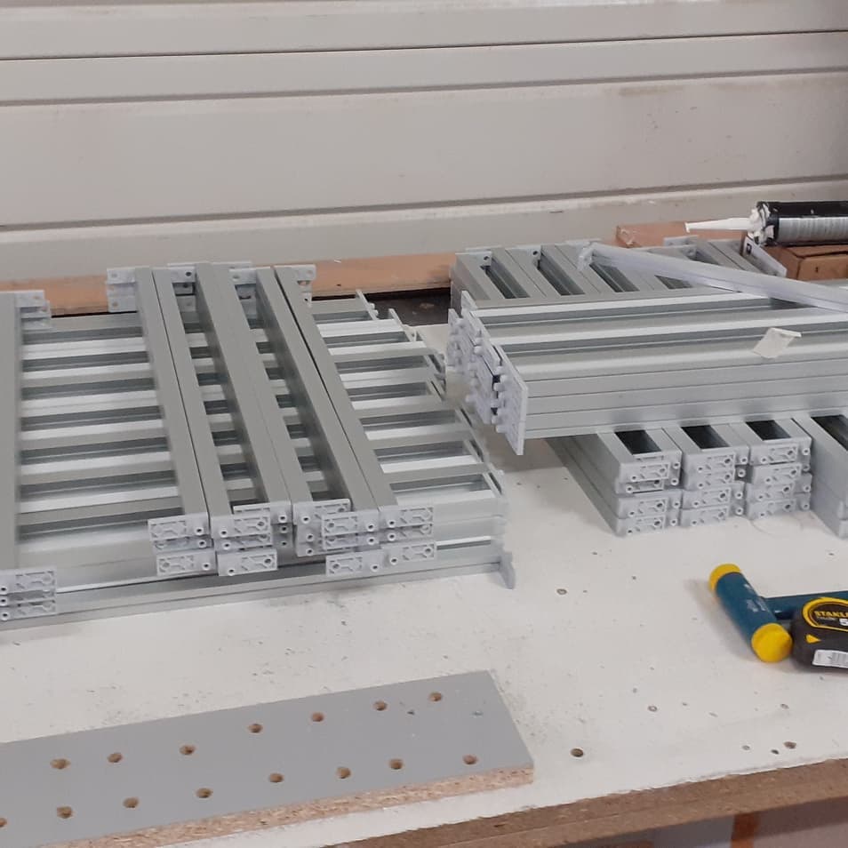 Préparation de traverses meubles de cuisine.