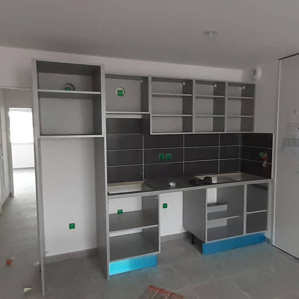 Pose de cuisine pour location d'appartement.