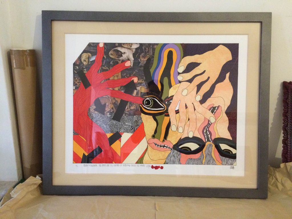 Un sérigraphie de José Tola encadrée.