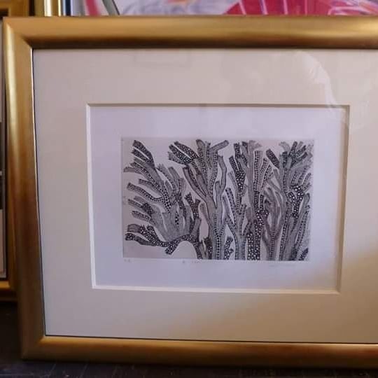 Encadrement d'une sérigraphie de Yayoi Kusama.