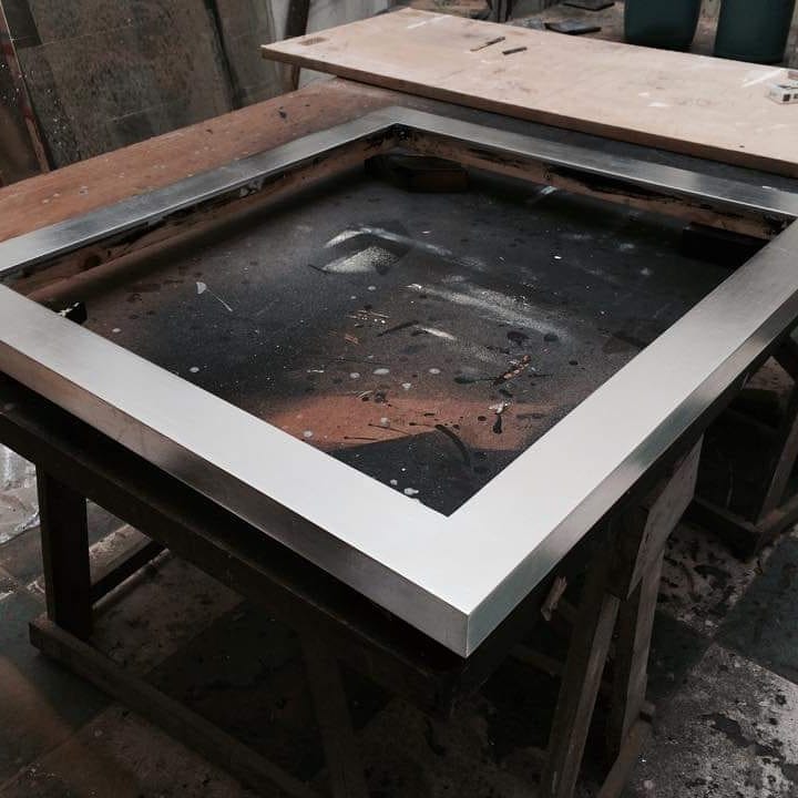 Un cadre laminé avec de la feuille d'aluminium.