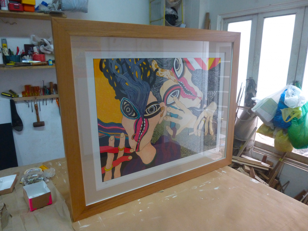 Une sérigraphie de José Tola encadrée.