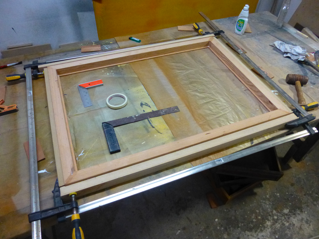 Assemblage et collage d'un cadre.