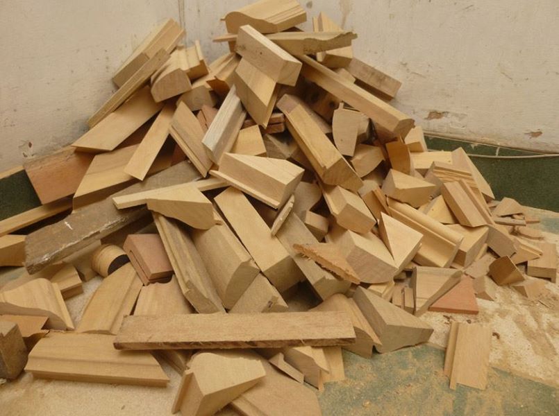 Des chutes de bois après coupes d'onglets.