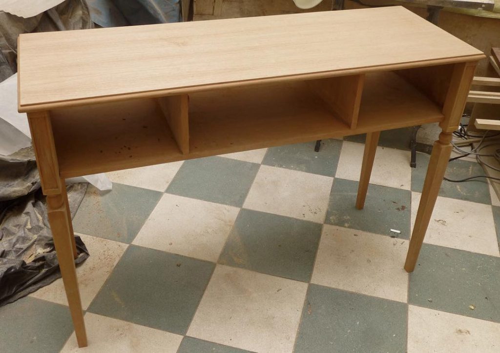 Restauration et modification d'une table console.