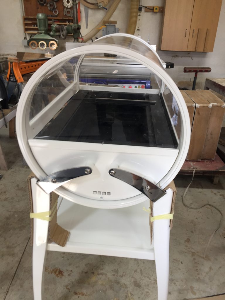 Meuble réfrigérant pour desserts, destiné à l'hôtellerie.