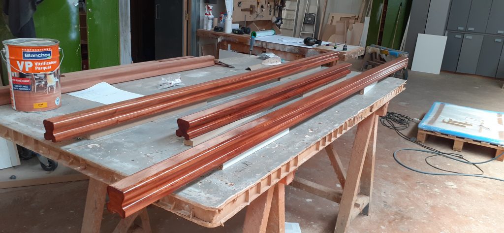 préparation et finition de rambarde d'escalier.