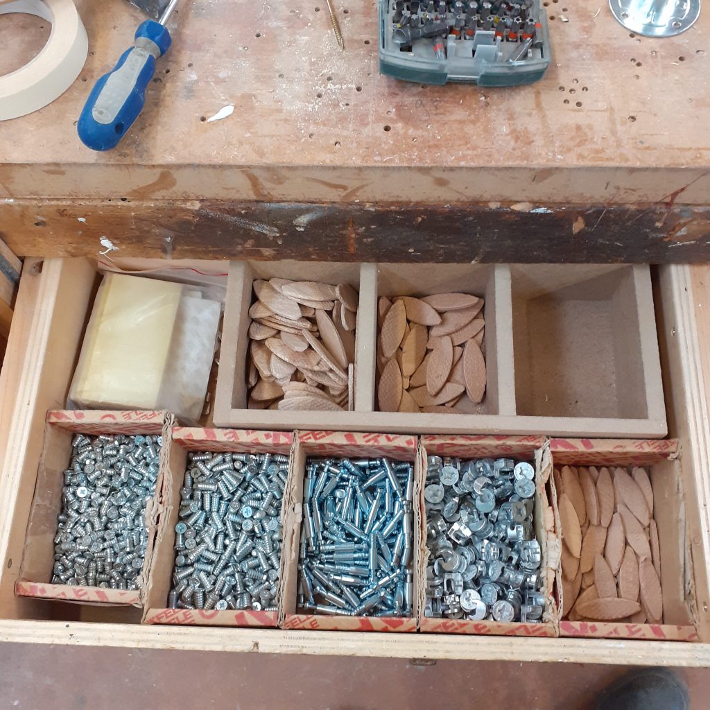 Matériel de montage d'éléments d'aménagement.