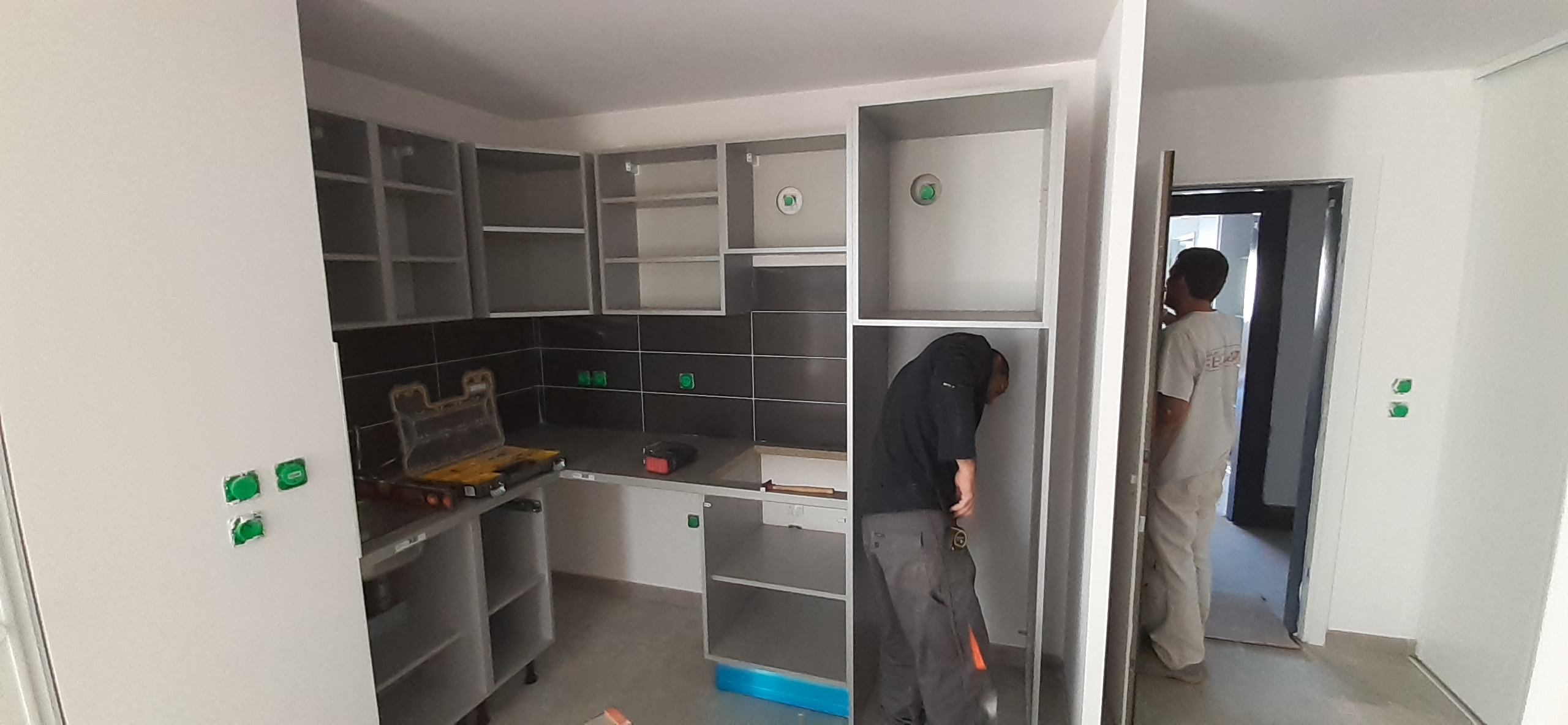 Pose de cuisine pour une location type appartement.