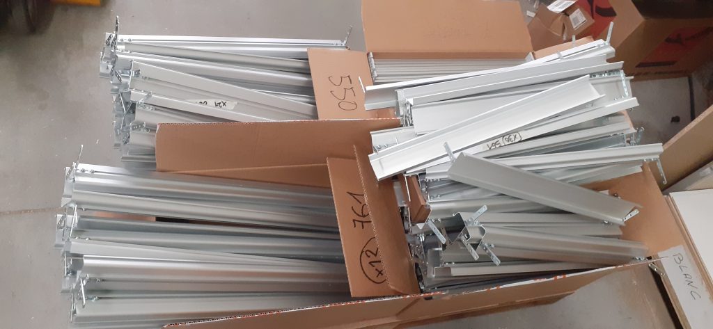 Préparation des passe main pour montage de meubles de cuisine.