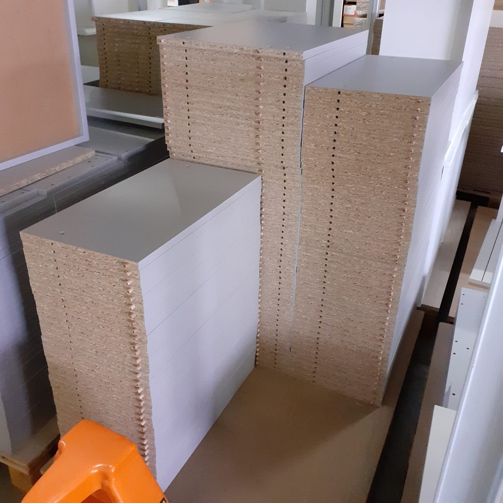 préparation et fabrication en série d'éléments pour montage de meubles de cuisine et salles de bain.