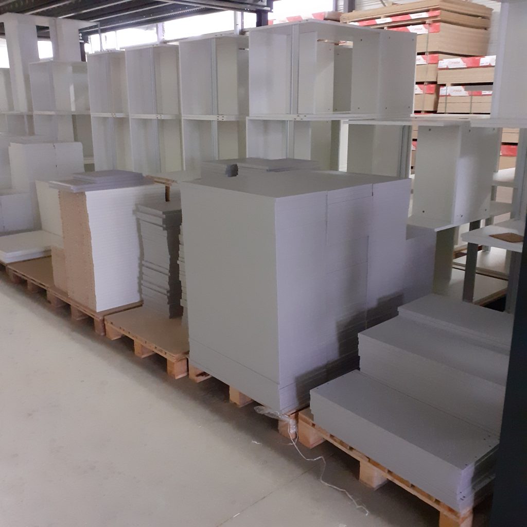 Stockage des meubles préparés pour livraison.