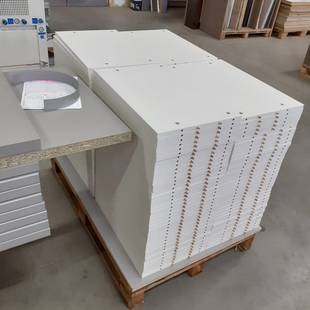 Préparation en série de partie de meubles de cuisine et salle de bain.