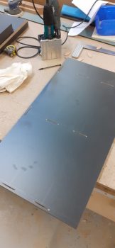 La fabrication d'un meuble en mélaminé.